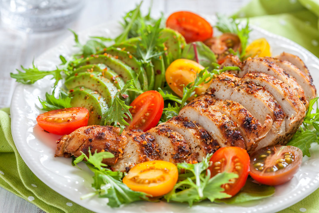 Low-Carb-Diät Mahlzeit Low Carb Mahlzeit: Teller mit gebratener Putenbrust und Gemüse mit Salat als Beilage
